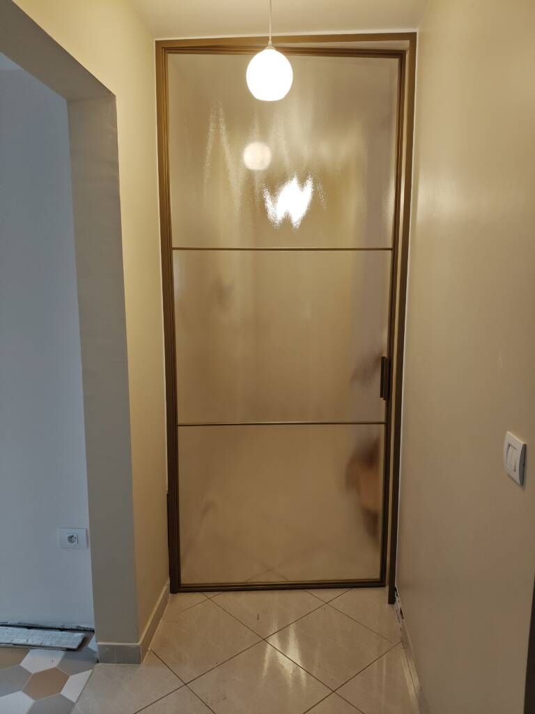 Op maat gemaakte metalen deur met 3 delen glas