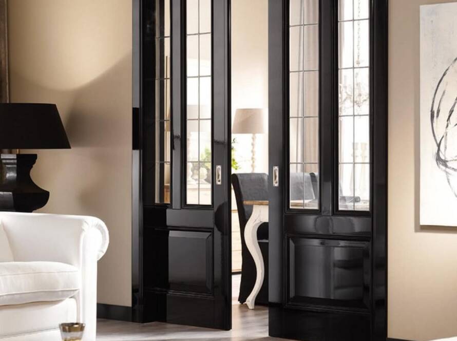 Prachtige donkere dubbele deur met glas gemaakt op maat door Luwaert.